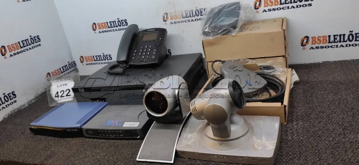 LOTE 422 - 01 ROTEADOR CISCO E EQUIPAMENTOS DE INTERNET, 01 KIT DE EQUIPAMENTOS DE VÍDEO POLYCOM E 01 MODEM COM CABOS. (NO ESTADO) ATENÇÃO! FAZER A VISITAÇÃO ANTES DE ARREMATAR, NÃO SABEMOS SE FUNCIONA. LEILÃO NÃO TEM GARANTIA E NEM DEVOLUÇÃO, SUJEITO A POSSÍVEIS AVARIAS VISÍVEIS/OCULTAS E/OU AUSÊNCIA DE COMPONENTES.