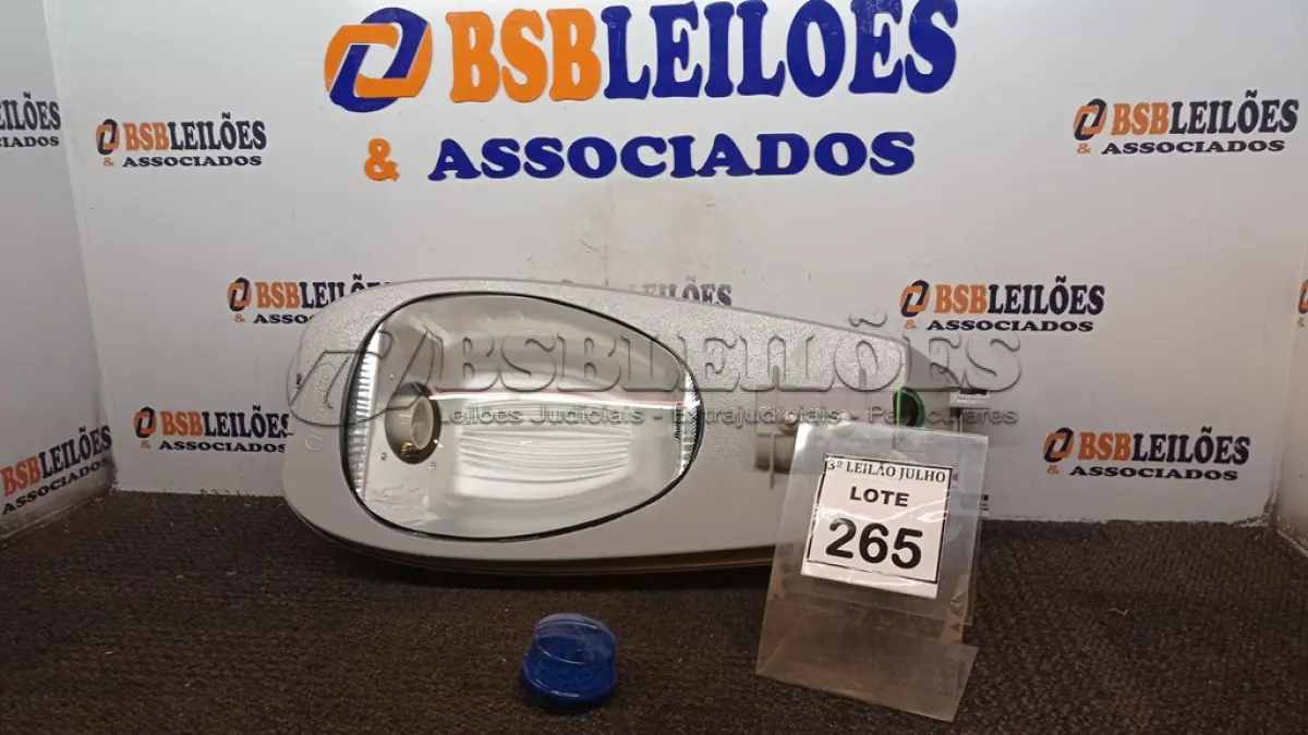 LOTE 265 - 01 LUMINÁRIA DE POSTE. (NO ESTADO) ATENÇÃO! FAZER A VISITAÇÃO ANTES DE ARREMATAR, NÃO SABEMOS SE FUNCIONA, LEILÃO NÃO TEM GARANTIA E NEM DEVOLUÇÃO, SUJEITO A POSSÍVEIS AVARIAS VISÍVEIS/OCULTAS E/OU AUSÊNCIA DE COMPONENTES.