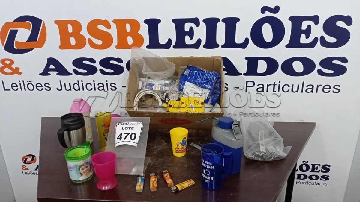 LOTE 470 - 08 ROLDANAS, 03 CAIXAS DE LUZ 4X4, 03 PLAFONS, 01 CANTIL TÉRMICO, 03 FECHADURAS, 01 SACO COM ADESIVO PLÁSTICO E SILICONE E VÁRIOS COPOS DE PLÁSTICO E CABOS (NO ESTADO) ATENÇÃO! FAZER A VISITAÇÃO ANTES DE ARREMATAR, NÃO SABEMOS SE FUNCIONA, LEILÃO NÃO TEM GARANTIA E NEM DEVOLUÇÃO, SUJEITO A POSSÍVEIS AVARIAS VISÍVEIS/OCULTAS E/OU AUSÊNCIA DE COMPONENTES.