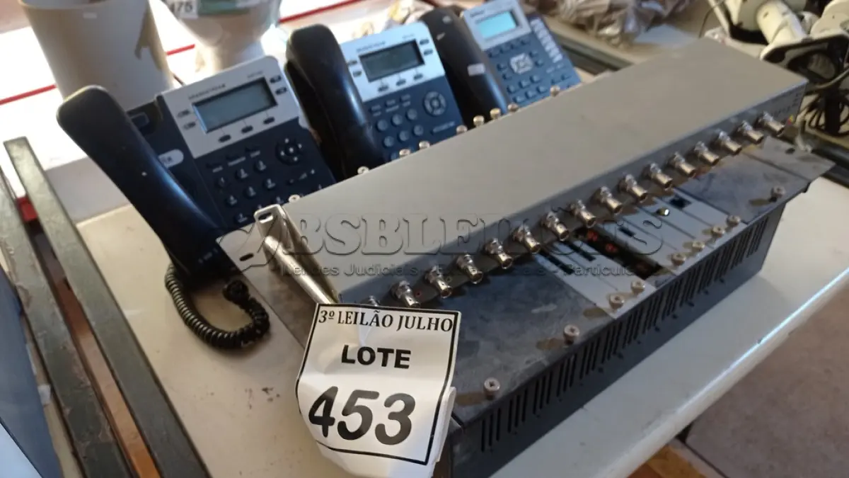 LOTE 453 - 03 APARELHOS DE TELEFONE, 01 CENTRAL TELEFÔNICA E 01 SMITH PARA CÂMERAS. (NO ESTADO) ATENÇÃO! FAZER A VISITAÇÃO ANTES DE ARREMATAR, NÃO SABEMOS SE FUNCIONA, LEILÃO NÃO TEM GARANTIA E NEM DEVOLUÇÃO, SUJEITO A POSSÍVEIS AVARIAS VISÍVEIS/OCULTAS E/OU AUSÊNCIA DE COMPONENTES.