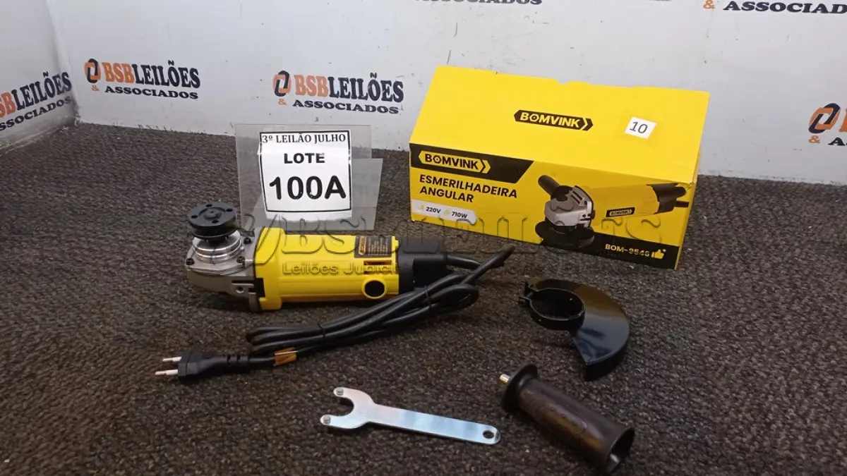 LOTE 100 - ESMERILHADEIRA ANGULAR 220V 710W  ACESSÓRIOS 1CHAVE 1PROTETOR 1MANOPLA (NO ESTADO) ATENÇÃO! FAZER A VISITAÇÃO ANTES DE ARREMATAR, NÃO SABEMOS SE FUNCIONA, LEILÃO NÃO TEM GARANTIA E NEM DEVOLUÇÃO, SUJEITO A POSSÍVEIS AVARIAS VISÍVEIS/OCULTAS E/OU AUSÊNCIA DE COMPONENTES.