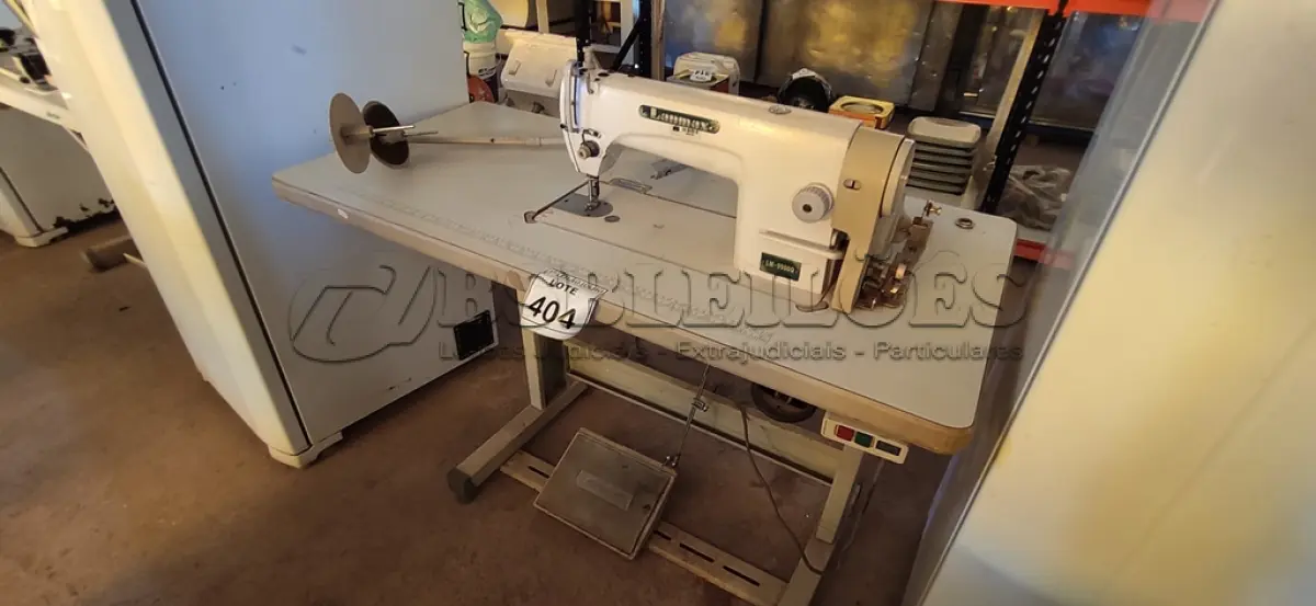 LOTE 404 - 01 MÁQUINA DE COSTURA INDUSTRIAL MARCA LANMAX. (NO ESTADO) ATENÇÃO! FAZER A VISITAÇÃO ANTES DE ARREMATAR, NÃO SABEMOS SE FUNCIONA. LEILÃO NÃO TEM GARANTIA E NEM DEVOLUÇÃO, SUJEITO A POSSÍVEIS AVARIAS VISÍVEIS/OCULTAS E/OU AUSÊNCIA DE COMPONENTES.