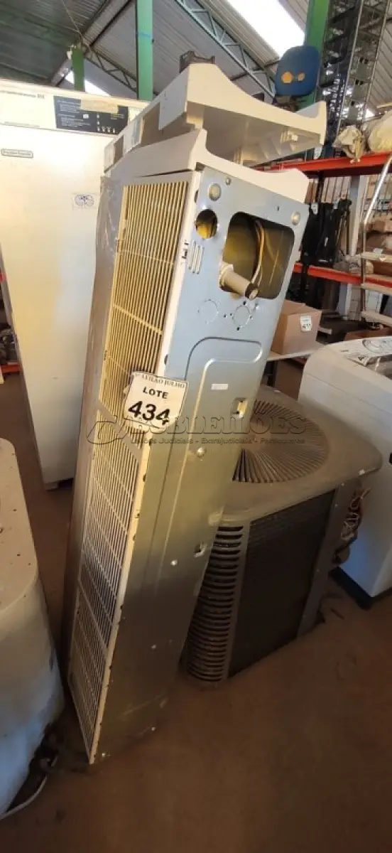 LOTE 434 - 01 AR CONDICIONADO 56.000BTUS MARCA AGRATTO. (NO ESTADO) ATENÇÃO! FAZER A VISITAÇÃO ANTES DE ARREMATAR, NÃO SABEMOS SE FUNCIONA, LEILÃO NÃO TEM GARANTIA E NEM DEVOLUÇÃO, SUJEITO A POSSÍVEIS AVARIAS VISÍVEIS/OCULTAS E/OU AUSÊNCIA DE COMPONENTES.
