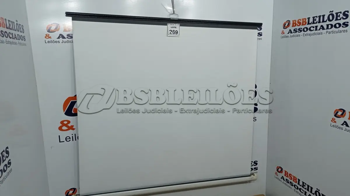 LOTE 269 - 01 TELA DE PROJEÇÃO RETRÁTIL. (NO ESTADO) ATENÇÃO! FAZER A VISITAÇÃO ANTES DE ARREMATAR, NÃO SABEMOS SE FUNCIONA, LEILÃO NÃO TEM GARANTIA E NEM DEVOLUÇÃO, SUJEITO A POSSÍVEIS AVARIAS VISÍVEIS/OCULTAS E/OU AUSÊNCIA DE COMPONENTES.
