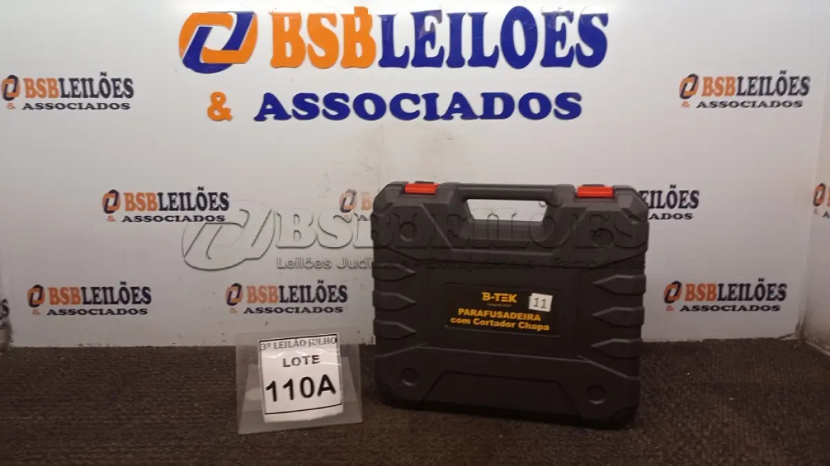 LOTE 110 - PARAFUSADEIRA 48V A BATERIAS E ADAPTADOR CORTADOR DE CHAPA COM MALETA (NO ESTADO) ATENÇÃO! FAZER A VISITAÇÃO ANTES DE ARREMATAR, NÃO SABEMOS SE FUNCIONA, LEILÃO NÃO TEM GARANTIA E NEM DEVOLUÇÃO, SUJEITO A POSSÍVEIS AVARIAS VISÍVEIS/OCULTAS E/OU AUSÊNCIA DE COMPONENTES.