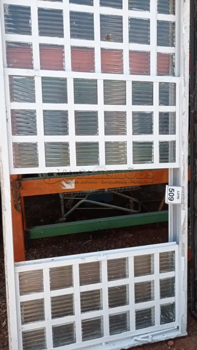LOTE 509 - 01 JANELA DE VIDRO COM GRADE. (NO ESTADO) ATENÇÃO! FAZER A VISITAÇÃO ANTES DE ARREMATAR, NÃO SABEMOS SE FUNCIONA, LEILÃO NÃO TEM GARANTIA E NEM DEVOLUÇÃO, SUJEITO A POSSÍVEIS AVARIAS VISÍVEIS/OCULTAS E/OU AUSÊNCIA DE COMPONENTES.
