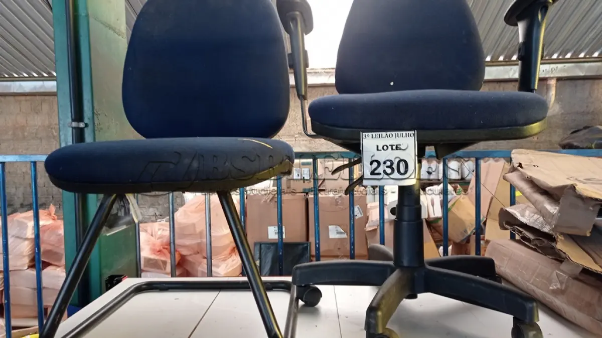LOTE 230 - 02 CADEIRAS PARA ESCRITÓRIO SENDO 01 GIRATÓRIA COM RODINHAS E 01 COM PÉS FIXOS. (NO ESTADO) ATENÇÃO! FAZER A VISITAÇÃO ANTES DE ARREMATAR, NÃO SABEMOS SE FUNCIONA, LEILÃO NÃO TEM GARANTIA E NEM DEVOLUÇÃO, SUJEITO A POSSÍVEIS AVARIAS VISÍVEIS/OCULTAS E/OU AUSÊNCIA DE COMPONENTES.