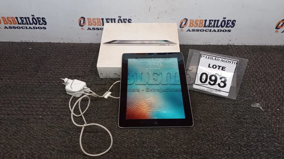 LOTE 093 - 01 IPAD 16G NA CAIXA. (NO ESTADO) ATENÇÃO! FAZER A VISITAÇÃO ANTES DE ARREMATAR, NÃO SABEMOS SE FUNCIONA. LEILÃO NÃO TEM GARANTIA E NEM DEVOLUÇÃO, SUJEITO A POSSÍVEIS AVARIAS VISÍVEIS/OCULTAS E/OU AUSÊNCIA DE COMPONENTES.