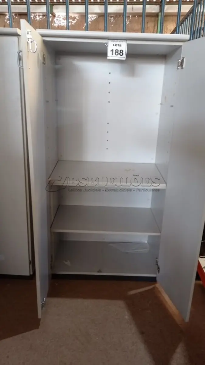 LOTE 188 - 01 ARMÁRIO ALTO 02 PORTAS COM TRANCA. (NO ESTADO) ATENÇÃO! FAZER A VISITAÇÃO ANTES DE ARREMATAR, NÃO SABEMOS SE FUNCIONA. LEILÃO NÃO TEM GARANTIA E NEM DEVOLUÇÃO, SUJEITO A POSSÍVEIS AVARIAS VISÍVEIS/OCULTAS E/OU AUSÊNCIA DE COMPONENTES.