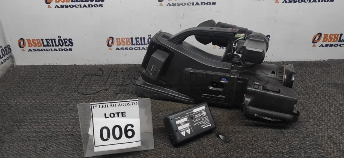 LOTE 006 - 01 CÂMERA FILMADORA PROFISSIONAL MARCA PANASONIC. (NO ESTADO) ATENÇÃO! FAZER A VISITAÇÃO ANTES DE ARREMATAR, NÃO SABEMOS SE FUNCIONA. LEILÃO NÃO TEM GARANTIA E NEM DEVOLUÇÃO, SUJEITO A POSSÍVEIS AVARIAS VISÍVEIS/OCULTAS E/OU AUSÊNCIA DE COMPONENTES.