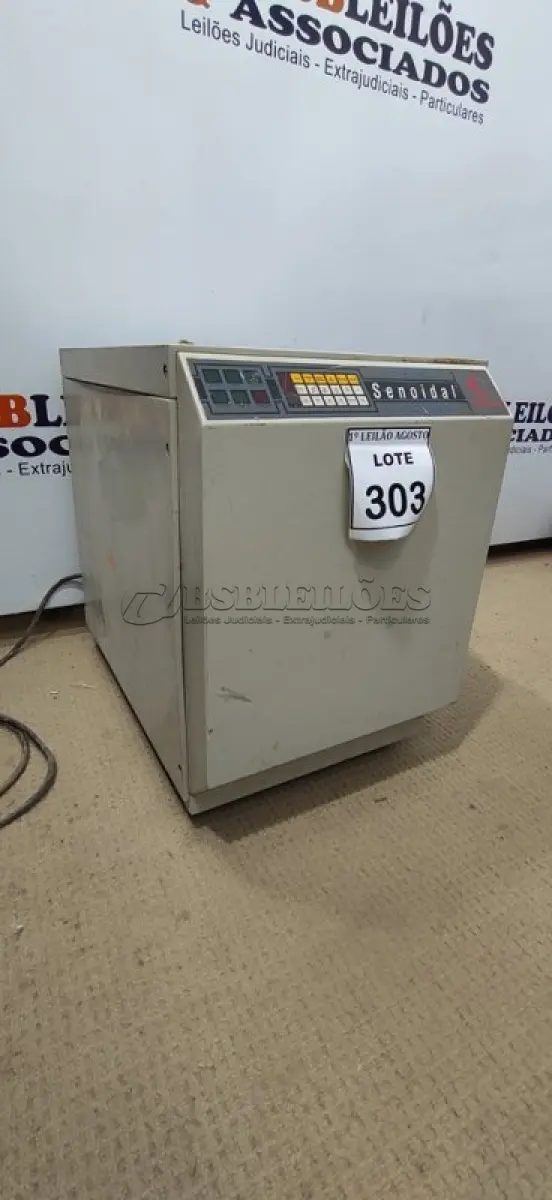 LOTE 303 - 01 NOBREAK SENOIDAL. (NO ESTADO) ATENÇÃO! FAZER A VISITAÇÃO ANTES DE ARREMATAR, NÃO SABEMOS SE FUNCIONA, LEILÃO NÃO TEM GARANTIA E NEM DEVOLUÇÃO, SUJEITO A POSSÍVEIS AVARIAS VISÍVEIS/OCULTAS E/OU AUSÊNCIA DE COMPONENTES.