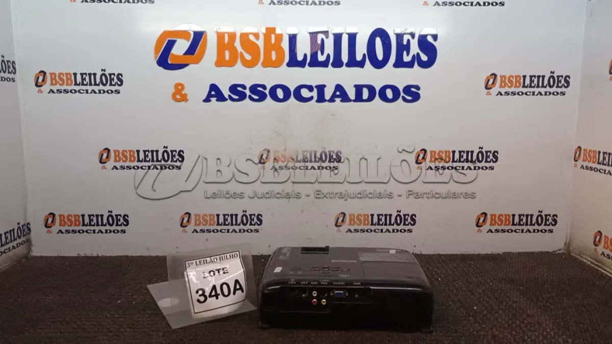 LOTE 340 - 01 PROJETOR MARCA EPSON. (NO ESTADO) ATENÇÃO! FAZER A VISITAÇÃO ANTES DE ARREMATAR, NÃO SABEMOS SE FUNCIONA, LEILÃO NÃO TEM GARANTIA E NEM DEVOLUÇÃO, SUJEITO A POSSÍVEIS AVARIAS VISÍVEIS/OCULTAS E/OU AUSÊNCIA DE COMPONENTES.