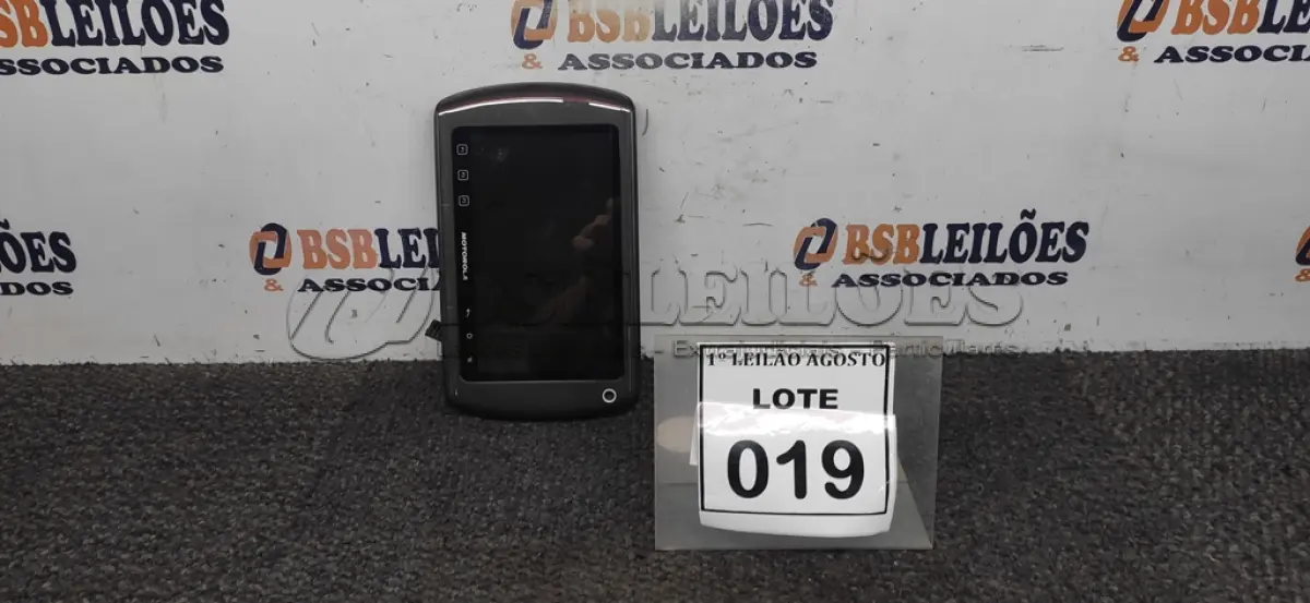 LOTE 019 - 01 TABLET MOTOROLA. (NO ESTADO) ATENÇÃO! FAZER A VISITAÇÃO ANTES DE ARREMATAR, NÃO SABEMOS SE FUNCIONA. LEILÃO NÃO TEM GARANTIA E NEM DEVOLUÇÃO, SUJEITO A POSSÍVEIS AVARIAS VISÍVEIS/OCULTAS E/OU AUSÊNCIA DE COMPONENTES.