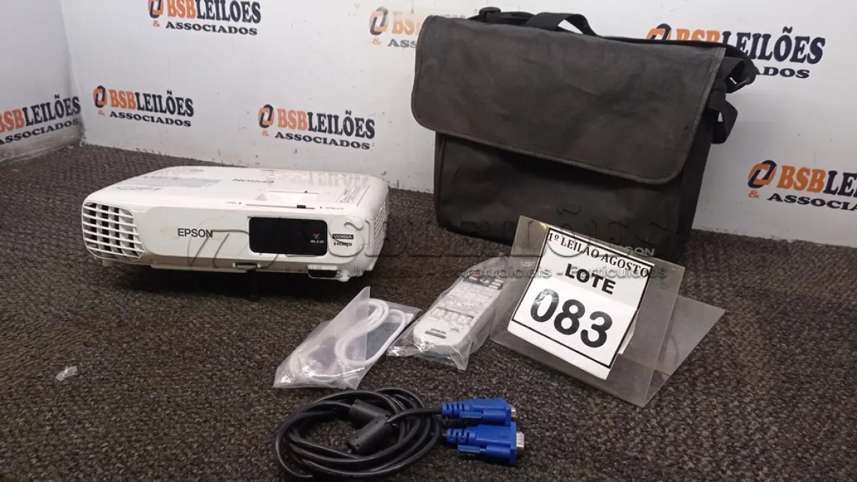 LOTE 083 - 01 PROJETOR COM CASE E CABOS MARCA EPSON. (NO ESTADO) ATENÇÃO! FAZER A VISITAÇÃO ANTES DE ARREMATAR, NÃO SABEMOS SE FUNCIONA. LEILÃO NÃO TEM GARANTIA E NEM DEVOLUÇÃO, SUJEITO A POSSÍVEIS AVARIAS VISÍVEIS/OCULTAS E/OU AUSÊNCIA DE COMPONENTES.