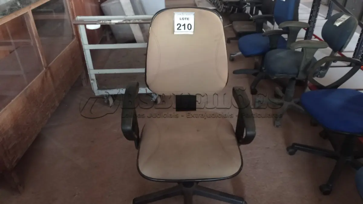 LOTE 210 - 01 CADEIRA DE ESCRITÓRIO COM RODINHAS. (NO ESTADO) ATENÇÃO! FAZER A VISITAÇÃO ANTES DE ARREMATAR, NÃO SABEMOS SE FUNCIONA. LEILÃO NÃO TEM GARANTIA E NEM DEVOLUÇÃO, SUJEITO A POSSÍVEIS AVARIAS VISÍVEIS/OCULTAS E/OU AUSÊNCIA DE COMPONENTES.