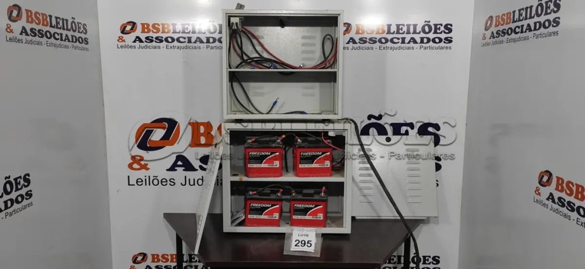 LOTE 295 - 01 BANCO DE BATERIA COM 04 BATERIA E 01 BANCO DE BATERIA VAZIO. (NO ESTADO) ATENÇÃO! FAZER A VISITAÇÃO ANTES DE ARREMATAR, NÃO SABEMOS SE FUNCIONA, LEILÃO NÃO TEM GARANTIA E NEM DEVOLUÇÃO, SUJEITO A POSSÍVEIS AVARIAS VISÍVEIS/OCULTAS E/OU AUSÊNCIA DE COMPONENTES.