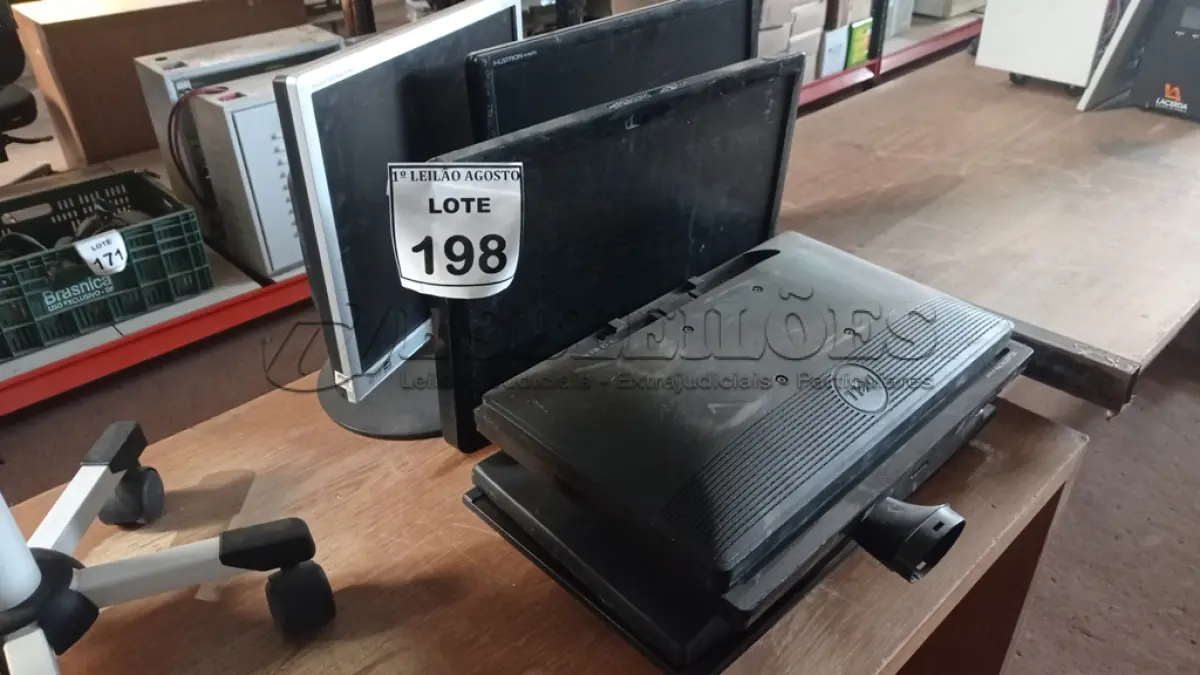 LOTE 198 - 07 MONITORES DE MARCAS E MODELOS DIVERSOS. (NO ESTADO) ATENÇÃO! FAZER A VISITAÇÃO ANTES DE ARREMATAR, NÃO SABEMOS SE FUNCIONA. LEILÃO NÃO TEM GARANTIA E NEM DEVOLUÇÃO, SUJEITO A POSSÍVEIS AVARIAS VISÍVEIS/OCULTAS E/OU AUSÊNCIA DE COMPONENTES.
