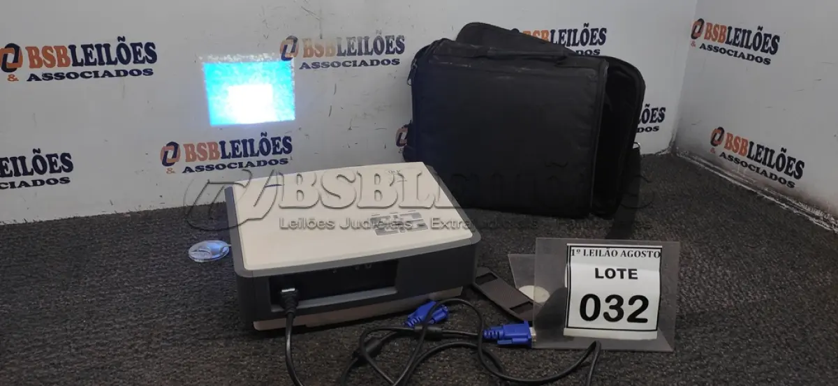 LOTE 032 - 01 PROJETOR COM CASE E CABOS MARCA BENQ. (NO ESTADO) ATENÇÃO! FAZER A VISITAÇÃO ANTES DE ARREMATAR, NÃO SABEMOS SE FUNCIONA. LEILÃO NÃO TEM GARANTIA E NEM DEVOLUÇÃO, SUJEITO A POSSÍVEIS AVARIAS VISÍVEIS/OCULTAS E/OU AUSÊNCIA DE COMPONENTES.