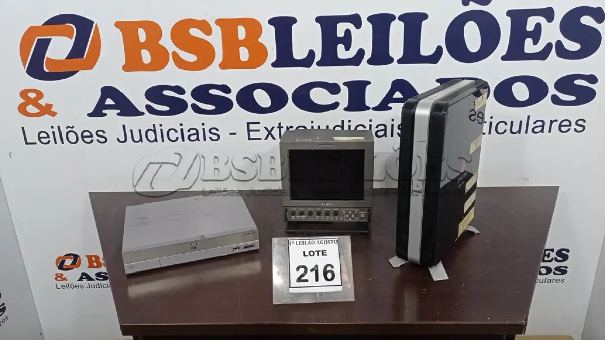 LOTE 216 - 01 SISTEMA DE VIDEOCONFERÊNCIA MARCA SONY, 01 HDX 7000 MARCA POLYCOM E 01 MONITOR PORTÁTIL MODELO LMD 9050 MARCA SONY. (NO ESTADO) ATENÇÃO! FAZER A VISITAÇÃO ANTES DE ARREMATAR, NÃO SABEMOS SE FUNCIONA, LEILÃO NÃO TEM GARANTIA E NEM DEVOLUÇÃO, SUJEITO A POSSÍVEIS AVARIAS VISÍVEIS/OCULTAS E/OU AUSÊNCIA DE COMPONENTES.