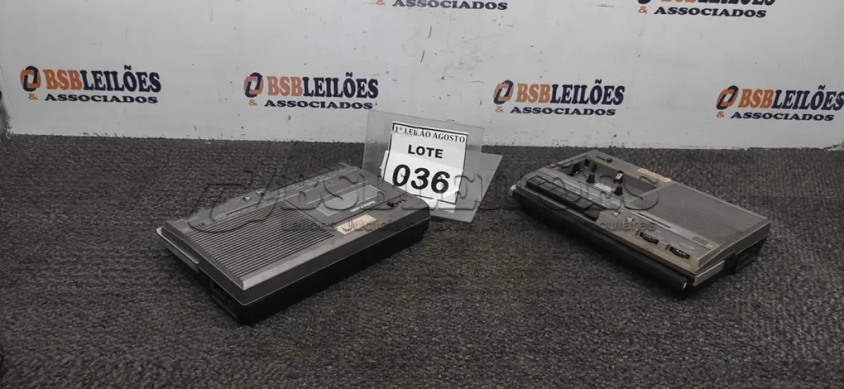 LOTE 036 - 02 RÁDIOS GRAVADORES CASSETE. (NO ESTADO) ATENÇÃO! FAZER A VISITAÇÃO ANTES DE ARREMATAR, NÃO SABEMOS SE FUNCIONA. LEILÃO NÃO TEM GARANTIA E NEM DEVOLUÇÃO, SUJEITO A POSSÍVEIS AVARIAS VISÍVEIS/OCULTAS E/OU AUSÊNCIA DE COMPONENTES.