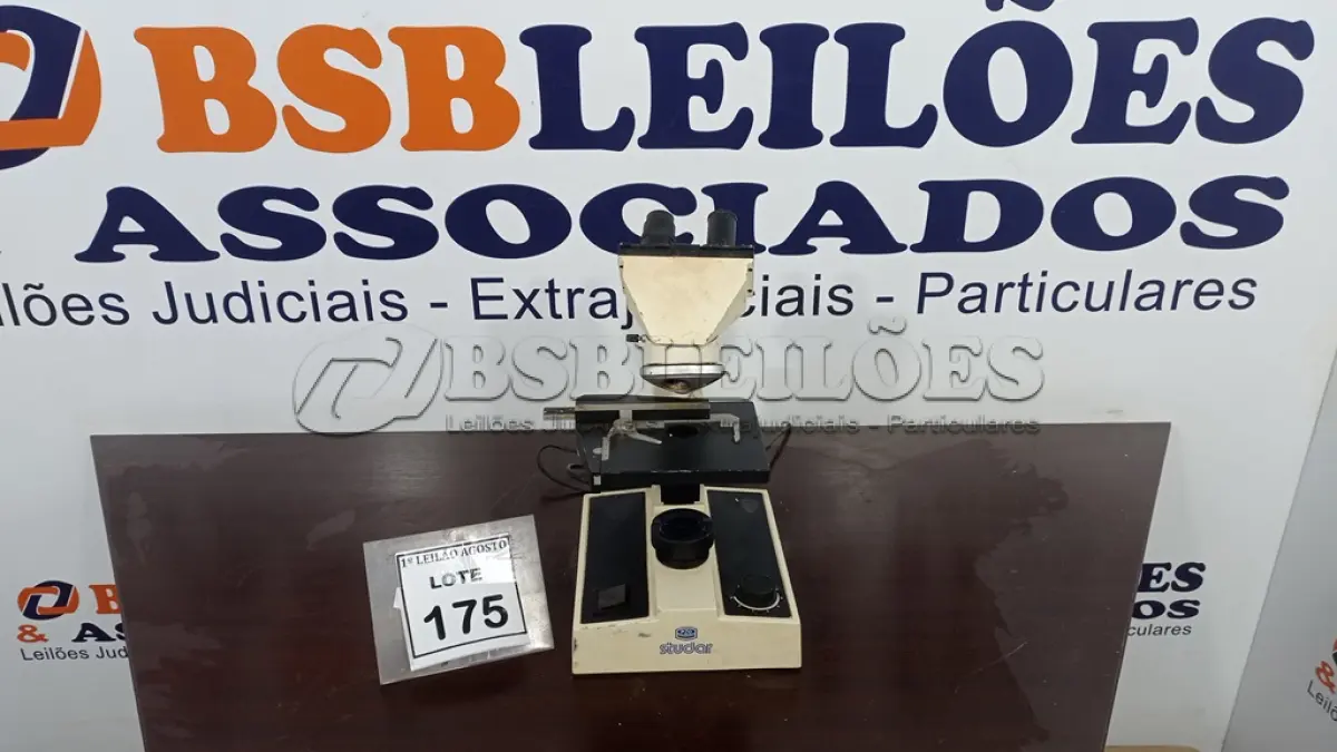 LOTE 175 - 01 MICROSCÓPIO. (NO ESTADO) ATENÇÃO! FAZER A VISITAÇÃO ANTES DE ARREMATAR, NÃO SABEMOS SE FUNCIONA. LEILÃO NÃO TEM GARANTIA E NEM DEVOLUÇÃO, SUJEITO A POSSÍVEIS AVARIAS VISÍVEIS/OCULTAS E/OU AUSÊNCIA DE COMPONENTES.