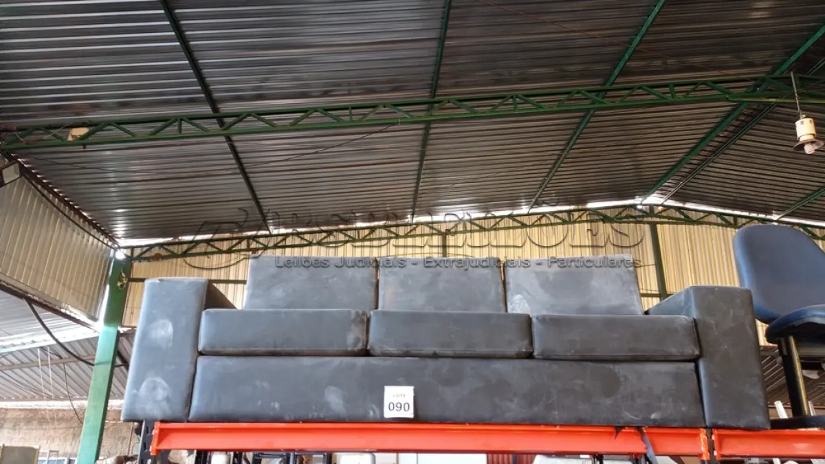 LOTE 090 - 01 SOFÁ DE 03 LUGARES NA COR PRETA. (NO ESTADO) ATENÇÃO! FAZER A VISITAÇÃO ANTES DE ARREMATAR, NÃO SABEMOS SE FUNCIONA. LEILÃO NÃO TEM GARANTIA E NEM DEVOLUÇÃO, SUJEITO A POSSÍVEIS AVARIAS VISÍVEIS/OCULTAS E/OU AUSÊNCIA DE COMPONENTES.