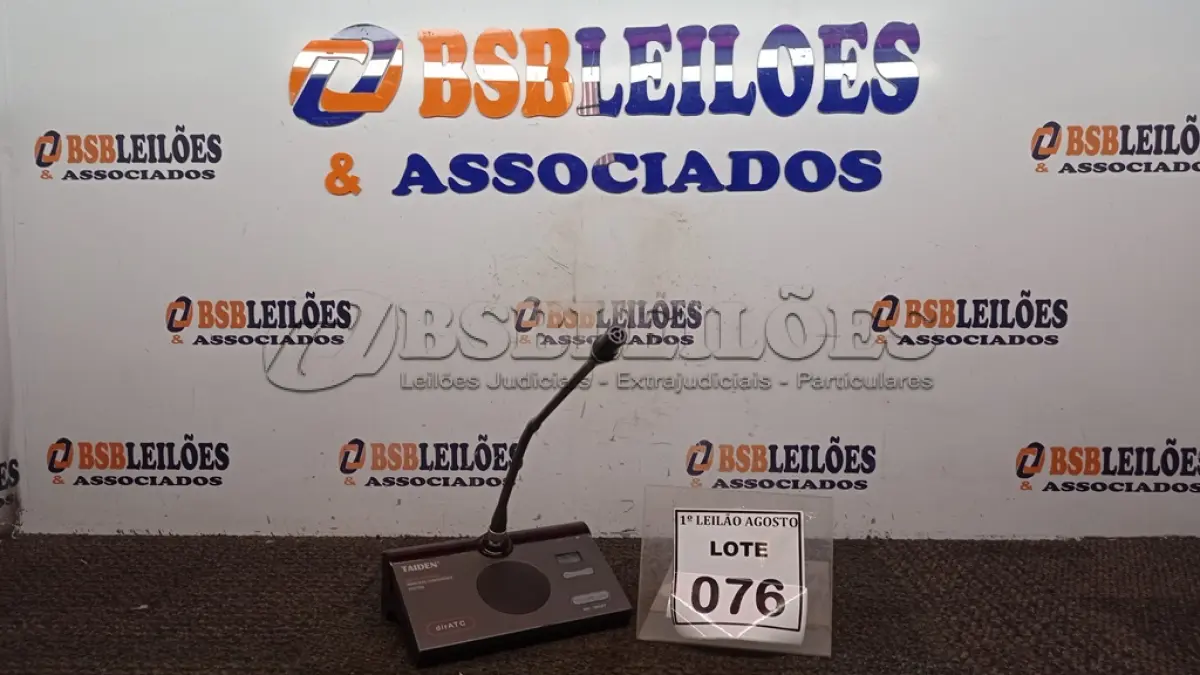 LOTE 076 - 01 MICROFONE DE MESA COM BASE. (NO ESTADO) ATENÇÃO! FAZER A VISITAÇÃO ANTES DE ARREMATAR, NÃO SABEMOS SE FUNCIONA. LEILÃO NÃO TEM GARANTIA E NEM DEVOLUÇÃO, SUJEITO A POSSÍVEIS AVARIAS VISÍVEIS/OCULTAS E/OU AUSÊNCIA DE COMPONENTES.