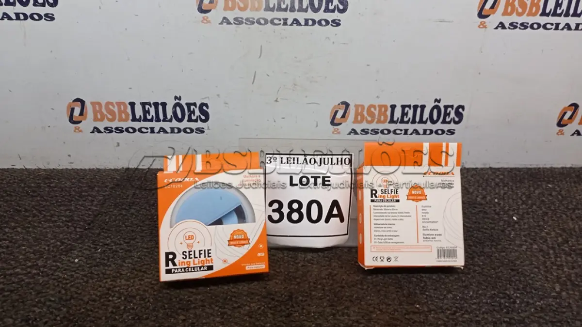 LOTE 380 - 02 LED SELFIE RIGH LIGHYT PARA CELULARES. (NO ESTADO) ATENÇÃO! FAZER A VISITAÇÃO ANTES DE ARREMATAR, NÃO SABEMOS SE FUNCIONA, LEILÃO NÃO TEM GARANTIA E NEM DEVOLUÇÃO, SUJEITO A POSSÍVEIS AVARIAS VISÍVEIS/OCULTAS E/OU AUSÊNCIA DE COMPONENTES.
