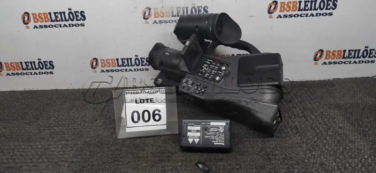 LOTE 006 - 01 CÂMERA FILMADORA PROFISSIONAL MARCA PANASONIC. (NO ESTADO) ATENÇÃO! FAZER A VISITAÇÃO ANTES DE ARREMATAR, NÃO SABEMOS SE FUNCIONA. LEILÃO NÃO TEM GARANTIA E NEM DEVOLUÇÃO, SUJEITO A POSSÍVEIS AVARIAS VISÍVEIS/OCULTAS E/OU AUSÊNCIA DE COMPONENTES.