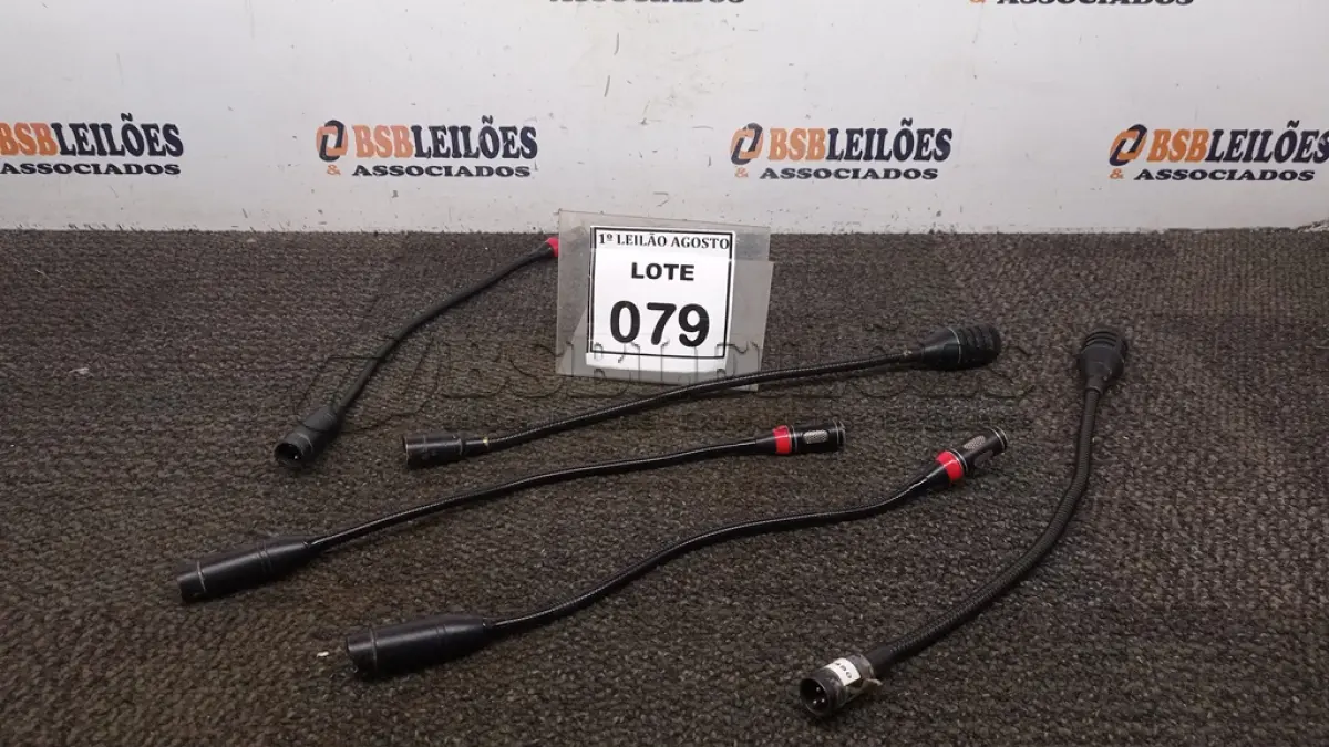 LOTE 079 - 05 MICROFONES DE MESA SEM BASE. (NO ESTADO) ATENÇÃO! FAZER A VISITAÇÃO ANTES DE ARREMATAR, NÃO SABEMOS SE FUNCIONA. LEILÃO NÃO TEM GARANTIA E NEM DEVOLUÇÃO, SUJEITO A POSSÍVEIS AVARIAS VISÍVEIS/OCULTAS E/OU AUSÊNCIA DE COMPONENTES.