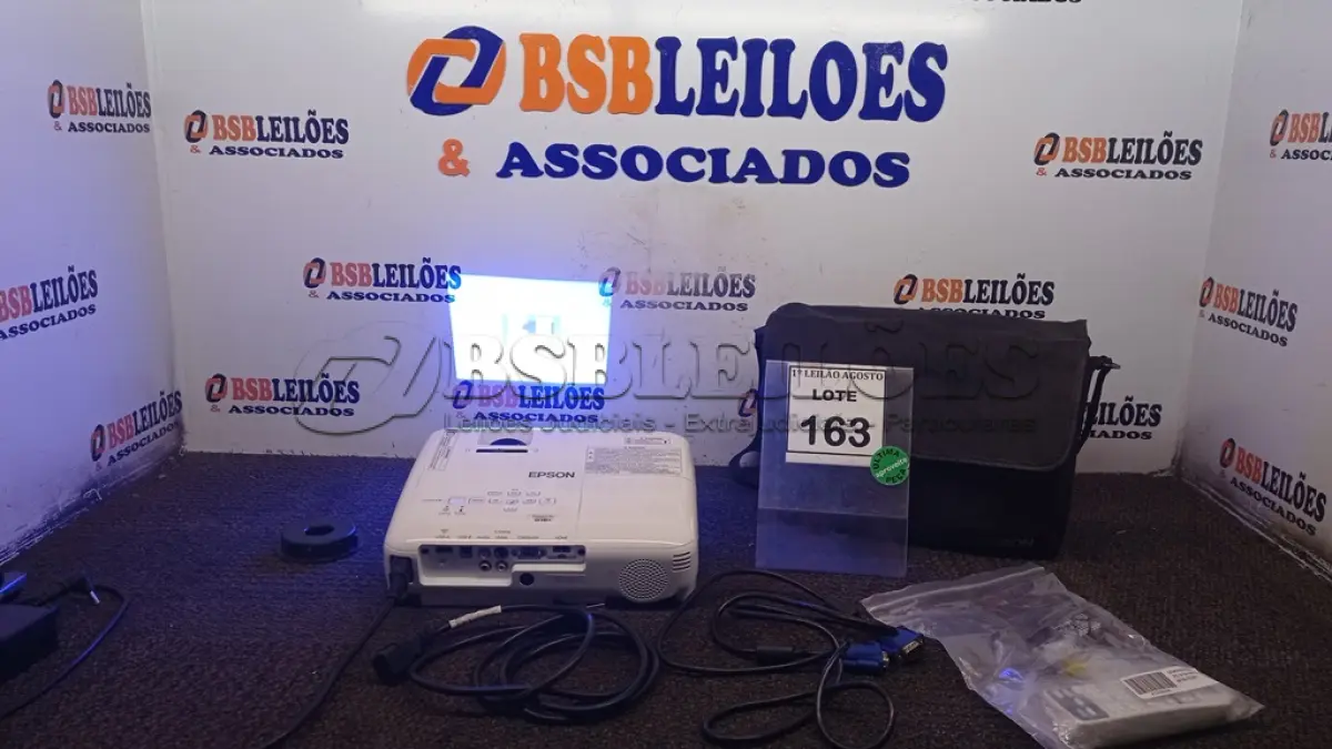 LOTE 163 - 01 PROJETOR COM CASE E CABOS MARCA EPSON. (NO ESTADO) ATENÇÃO! FAZER A VISITAÇÃO ANTES DE ARREMATAR, NÃO SABEMOS SE FUNCIONA. LEILÃO NÃO TEM GARANTIA E NEM DEVOLUÇÃO, SUJEITO A POSSÍVEIS AVARIAS VISÍVEIS/OCULTAS E/OU AUSÊNCIA DE COMPONENTES.