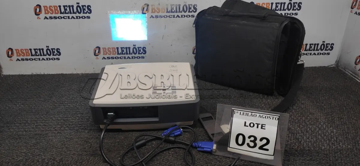 LOTE 032 - 01 PROJETOR COM CASE E CABOS MARCA BENQ. (NO ESTADO) ATENÇÃO! FAZER A VISITAÇÃO ANTES DE ARREMATAR, NÃO SABEMOS SE FUNCIONA. LEILÃO NÃO TEM GARANTIA E NEM DEVOLUÇÃO, SUJEITO A POSSÍVEIS AVARIAS VISÍVEIS/OCULTAS E/OU AUSÊNCIA DE COMPONENTES.
