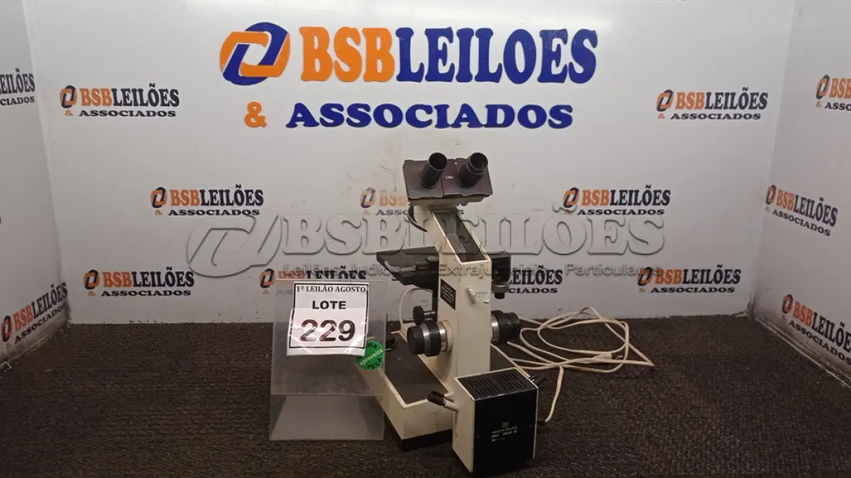 LOTE 229 - 01 MICROSCÓPIO. (NO ESTADO) ATENÇÃO! FAZER A VISITAÇÃO ANTES DE ARREMATAR, NÃO SABEMOS SE FUNCIONA. LEILÃO NÃO TEM GARANTIA E NEM DEVOLUÇÃO, SUJEITO A POSSÍVEIS AVARIAS VISÍVEIS/OCULTAS E/OU AUSÊNCIA DE COMPONENTES.