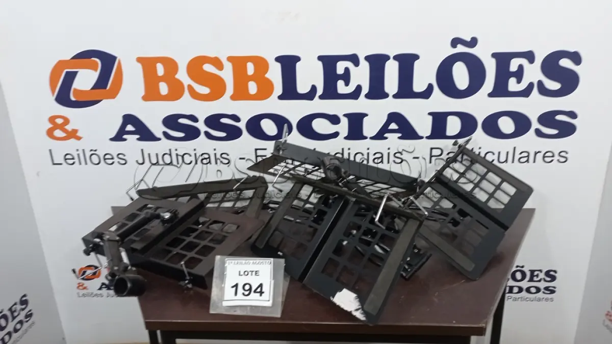 LOTE 194 - 01 BALCÃO COM ESPELHOS E 02 GAVETAS EM MADEIRA E 05 SUPORTES DE TV. (NO ESTADO) ATENÇÃO! FAZER A VISITAÇÃO ANTES DE ARREMATAR, NÃO SABEMOS SE FUNCIONA. LEILÃO NÃO TEM GARANTIA E NEM DEVOLUÇÃO, SUJEITO A POSSÍVEIS AVARIAS VISÍVEIS/OCULTAS E/OU AUSÊNCIA DE COMPONENTES.