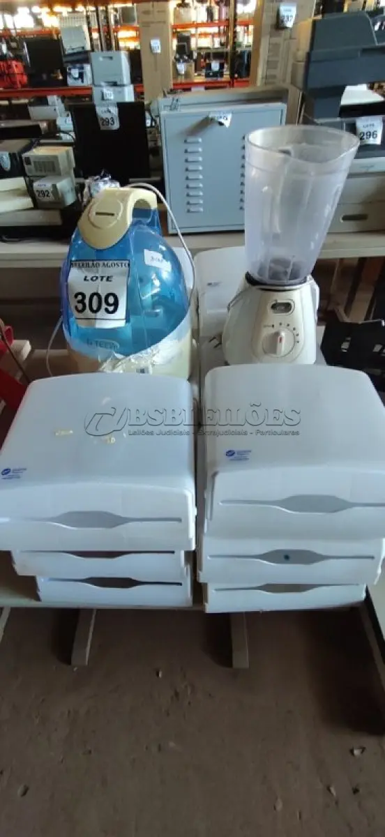 LOTE 309 - 16 DISPENSERS DE PAPEL, 01 UMIDIFICADOR DE AR E 01 LIQUIDIFICADOR. (NO ESTADO) ATENÇÃO! FAZER A VISITAÇÃO ANTES DE ARREMATAR, NÃO SABEMOS SE FUNCIONA, LEILÃO NÃO TEM GARANTIA E NEM DEVOLUÇÃO, SUJEITO A POSSÍVEIS AVARIAS VISÍVEIS/OCULTAS E/OU AUSÊNCIA DE COMPONENTES.