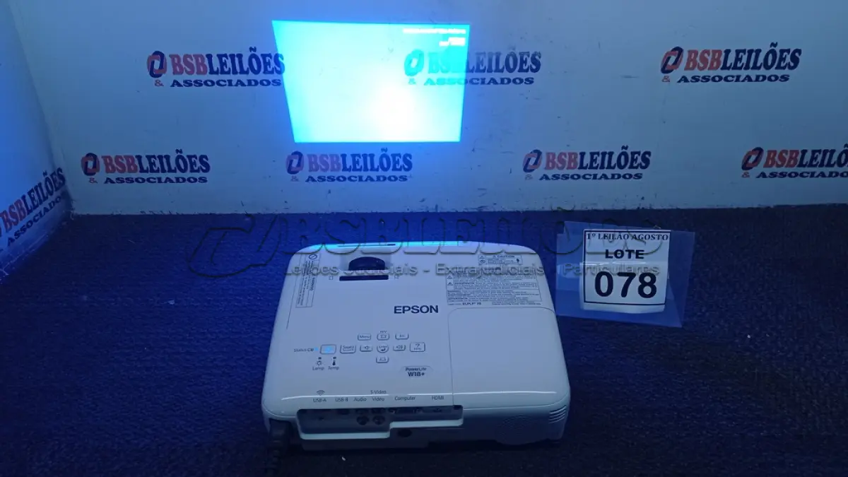 LOTE 078 - 01 PROJETOR MARCA EPSON. (NO ESTADO) ATENÇÃO! FAZER A VISITAÇÃO ANTES DE ARREMATAR, NÃO SABEMOS SE FUNCIONA. LEILÃO NÃO TEM GARANTIA E NEM DEVOLUÇÃO, SUJEITO A POSSÍVEIS AVARIAS VISÍVEIS/OCULTAS E/OU AUSÊNCIA DE COMPONENTES.
