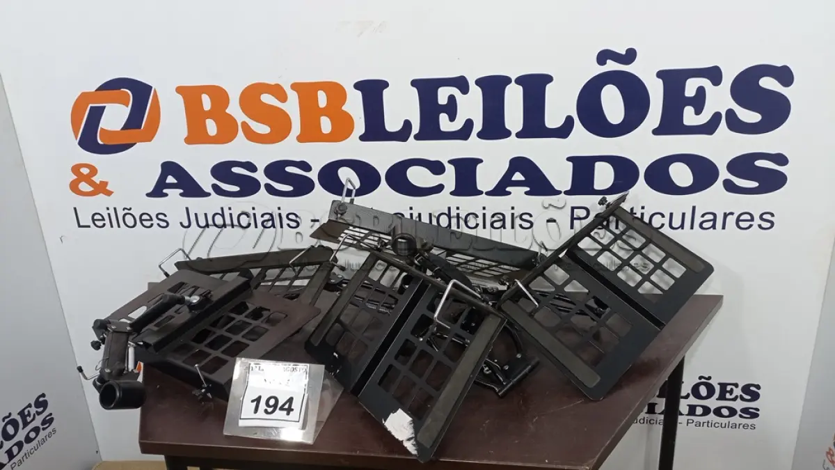 LOTE 194 - 01 BALCÃO COM ESPELHOS E 02 GAVETAS EM MADEIRA E 05 SUPORTES DE TV. (NO ESTADO) ATENÇÃO! FAZER A VISITAÇÃO ANTES DE ARREMATAR, NÃO SABEMOS SE FUNCIONA. LEILÃO NÃO TEM GARANTIA E NEM DEVOLUÇÃO, SUJEITO A POSSÍVEIS AVARIAS VISÍVEIS/OCULTAS E/OU AUSÊNCIA DE COMPONENTES.