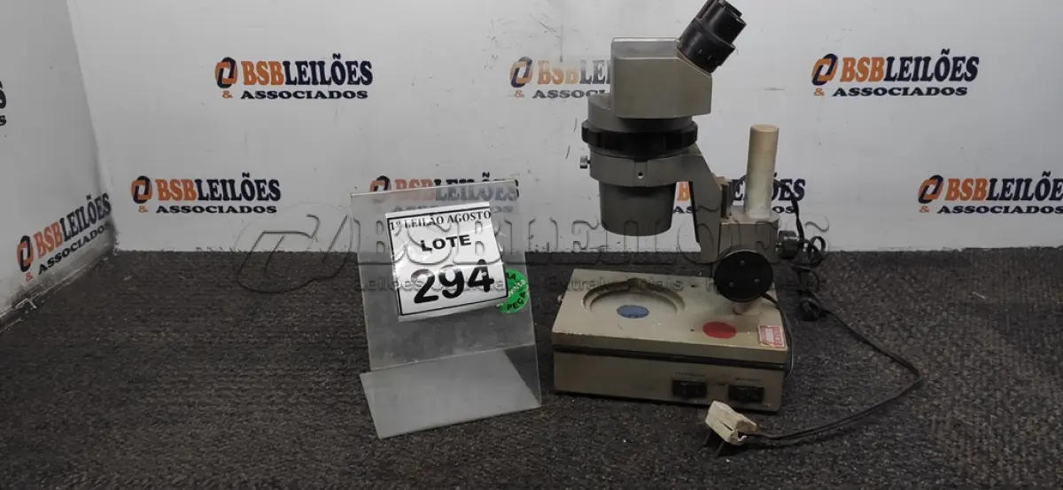LOTE 294 - 01 MICROSCÓPIO. (NO ESTADO) ATENÇÃO! FAZER A VISITAÇÃO ANTES DE ARREMATAR, NÃO SABEMOS SE FUNCIONA. LEILÃO NÃO TEM GARANTIA E NEM DEVOLUÇÃO, SUJEITO A POSSÍVEIS AVARIAS VISÍVEIS/OCULTAS E/OU AUSÊNCIA DE COMPONENTES.