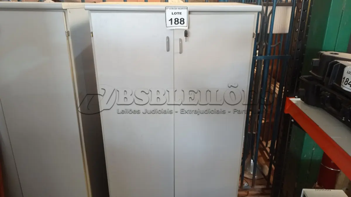 LOTE 188 - 01 ARMÁRIO ALTO 02 PORTAS COM TRANCA. (NO ESTADO) ATENÇÃO! FAZER A VISITAÇÃO ANTES DE ARREMATAR, NÃO SABEMOS SE FUNCIONA. LEILÃO NÃO TEM GARANTIA E NEM DEVOLUÇÃO, SUJEITO A POSSÍVEIS AVARIAS VISÍVEIS/OCULTAS E/OU AUSÊNCIA DE COMPONENTES.