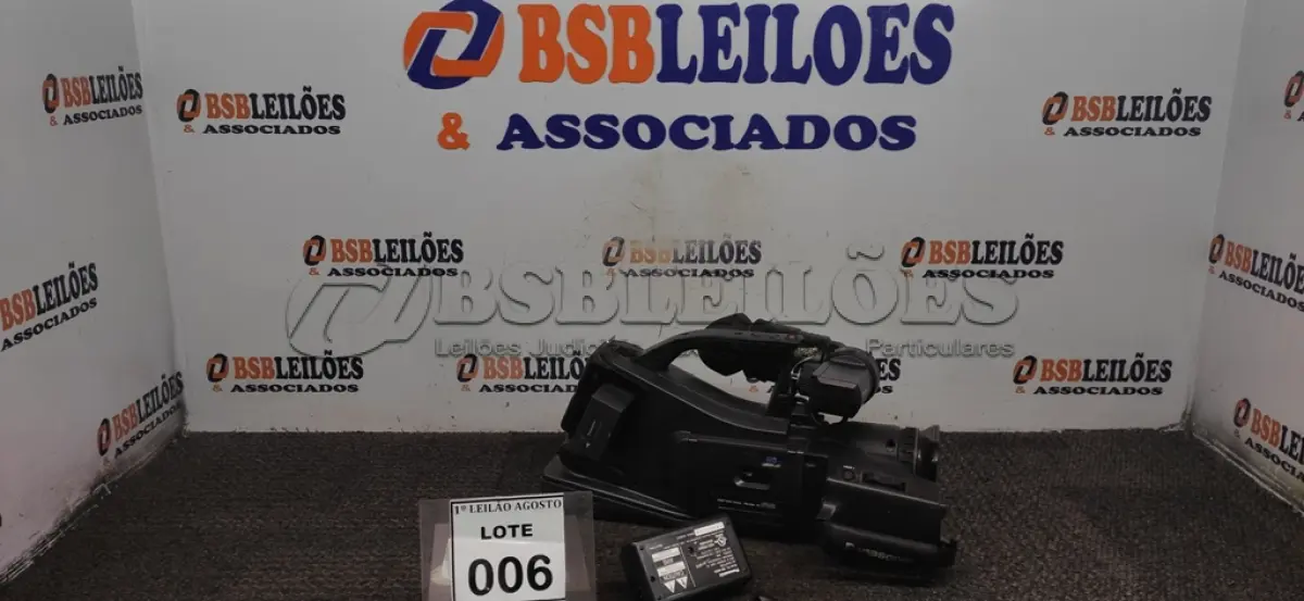 LOTE 006 - 01 CÂMERA FILMADORA PROFISSIONAL MARCA PANASONIC. (NO ESTADO) ATENÇÃO! FAZER A VISITAÇÃO ANTES DE ARREMATAR, NÃO SABEMOS SE FUNCIONA. LEILÃO NÃO TEM GARANTIA E NEM DEVOLUÇÃO, SUJEITO A POSSÍVEIS AVARIAS VISÍVEIS/OCULTAS E/OU AUSÊNCIA DE COMPONENTES.