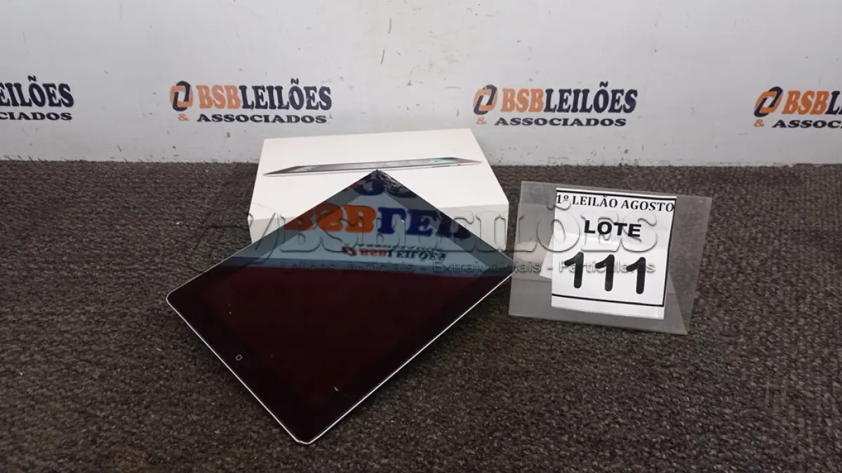 LOTE 111 - 01 IPAD 16G NA CAIXA. (NO ESTADO) ATENÇÃO! FAZER A VISITAÇÃO ANTES DE ARREMATAR, NÃO SABEMOS SE FUNCIONA. LEILÃO NÃO TEM GARANTIA E NEM DEVOLUÇÃO, SUJEITO A POSSÍVEIS AVARIAS VISÍVEIS/OCULTAS E/OU AUSÊNCIA DE COMPONENTES.