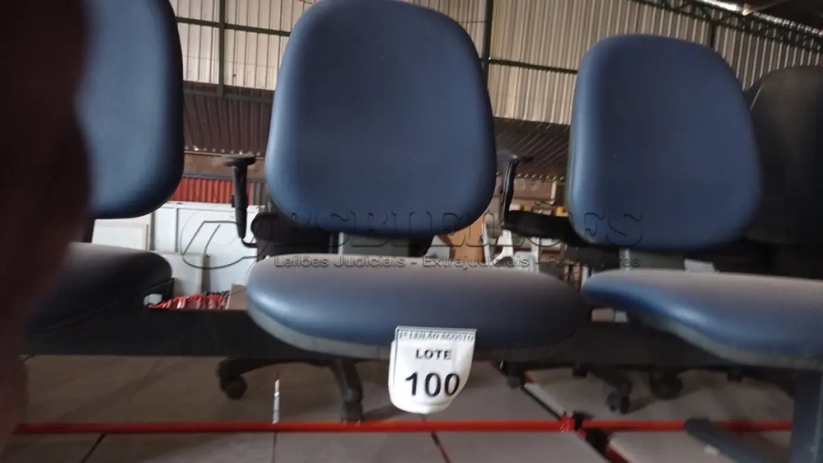 LOTE 100 - 01 LONGARINA COM 03 LUGARES. (NO ESTADO) ATENÇÃO! FAZER A VISITAÇÃO ANTES DE ARREMATAR, NÃO SABEMOS SE FUNCIONA. LEILÃO NÃO TEM GARANTIA E NEM DEVOLUÇÃO, SUJEITO A POSSÍVEIS AVARIAS VISÍVEIS/OCULTAS E/OU AUSÊNCIA DE COMPONENTES.