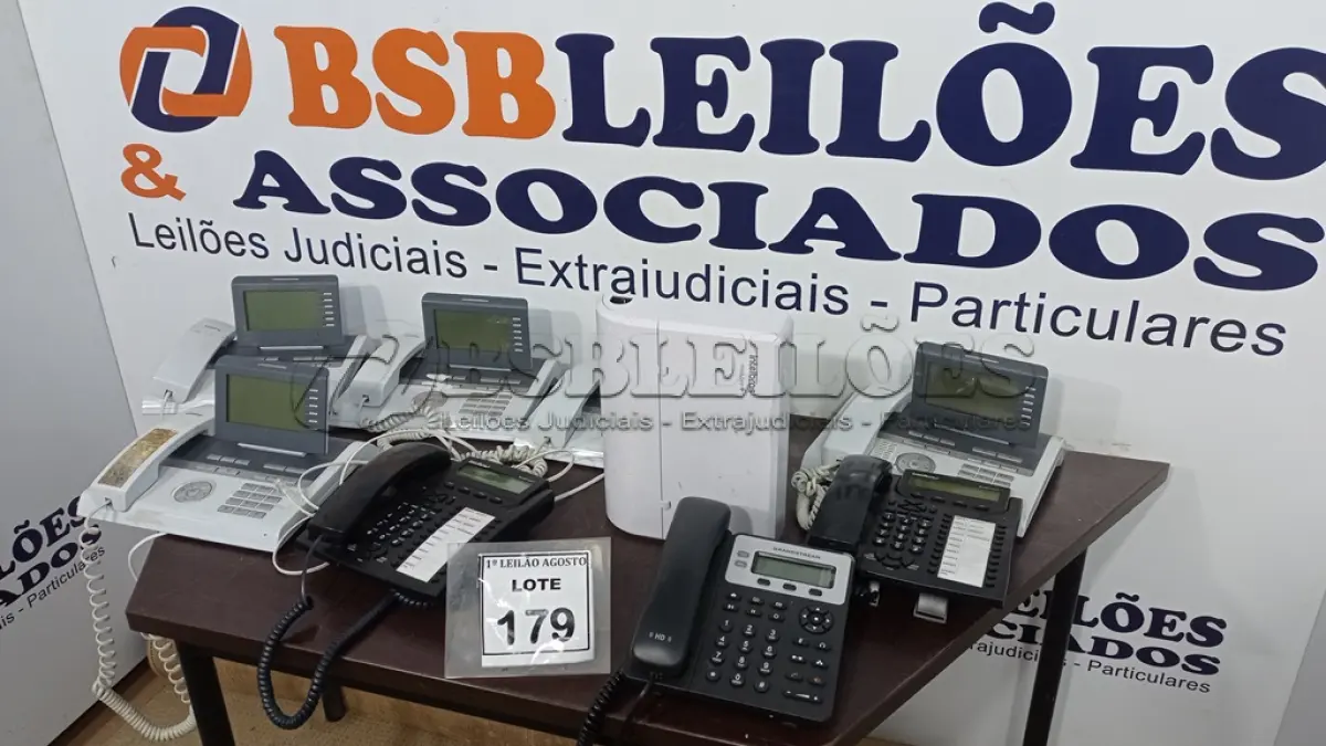 LOTE 179 - 01 LOTE COM VÁRIOS APARELHOS DE TELEFONE. (NO ESTADO) ATENÇÃO! FAZER A VISITAÇÃO ANTES DE ARREMATAR, NÃO SABEMOS SE FUNCIONA. LEILÃO NÃO TEM GARANTIA E NEM DEVOLUÇÃO, SUJEITO A POSSÍVEIS AVARIAS VISÍVEIS/OCULTAS E/OU AUSÊNCIA DE COMPONENTES.