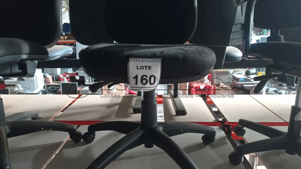 LOTE 160 - 01 CADEIRA DE ESCRITÓRIO COM RODINHAS. (NO ESTADO) ATENÇÃO! FAZER A VISITAÇÃO ANTES DE ARREMATAR, NÃO SABEMOS SE FUNCIONA. LEILÃO NÃO TEM GARANTIA E NEM DEVOLUÇÃO, SUJEITO A POSSÍVEIS AVARIAS VISÍVEIS/OCULTAS E/OU AUSÊNCIA DE COMPONENTES.
