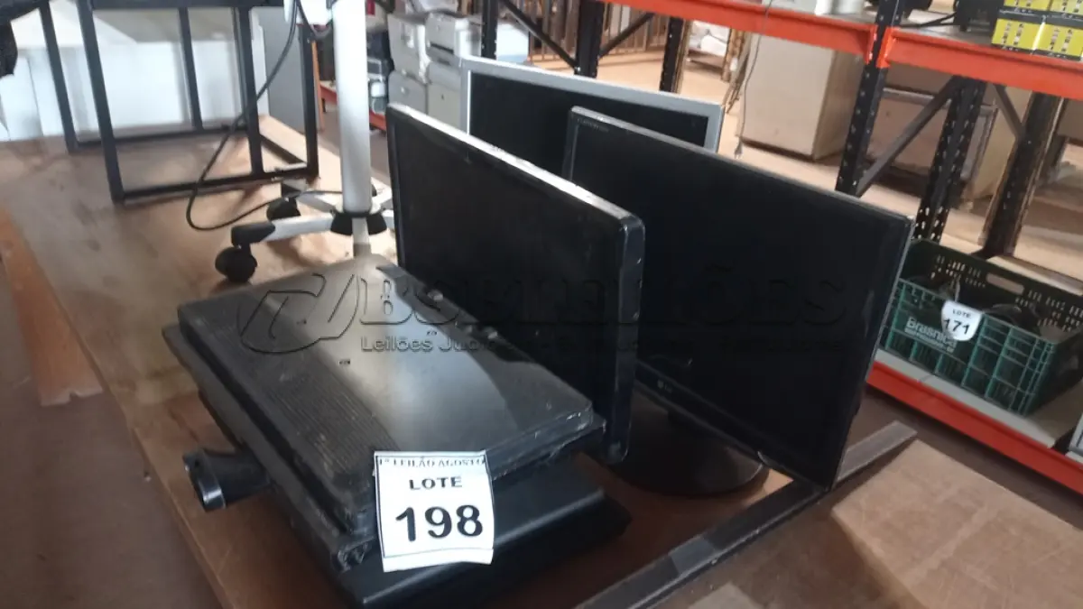 LOTE 198 - 07 MONITORES DE MARCAS E MODELOS DIVERSOS. (NO ESTADO) ATENÇÃO! FAZER A VISITAÇÃO ANTES DE ARREMATAR, NÃO SABEMOS SE FUNCIONA. LEILÃO NÃO TEM GARANTIA E NEM DEVOLUÇÃO, SUJEITO A POSSÍVEIS AVARIAS VISÍVEIS/OCULTAS E/OU AUSÊNCIA DE COMPONENTES.