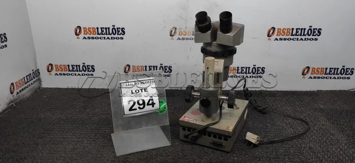 LOTE 294 - 01 MICROSCÓPIO. (NO ESTADO) ATENÇÃO! FAZER A VISITAÇÃO ANTES DE ARREMATAR, NÃO SABEMOS SE FUNCIONA. LEILÃO NÃO TEM GARANTIA E NEM DEVOLUÇÃO, SUJEITO A POSSÍVEIS AVARIAS VISÍVEIS/OCULTAS E/OU AUSÊNCIA DE COMPONENTES.