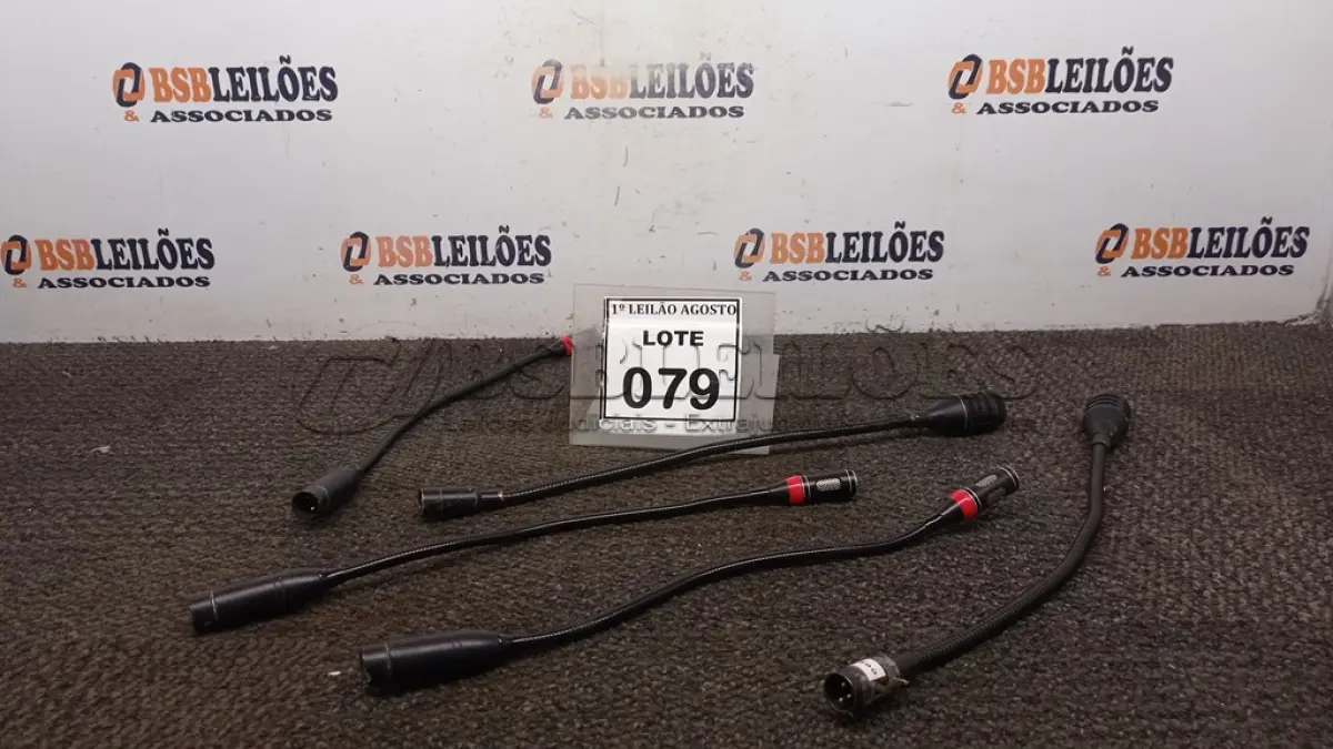 LOTE 079 - 05 MICROFONES DE MESA SEM BASE. (NO ESTADO) ATENÇÃO! FAZER A VISITAÇÃO ANTES DE ARREMATAR, NÃO SABEMOS SE FUNCIONA. LEILÃO NÃO TEM GARANTIA E NEM DEVOLUÇÃO, SUJEITO A POSSÍVEIS AVARIAS VISÍVEIS/OCULTAS E/OU AUSÊNCIA DE COMPONENTES.
