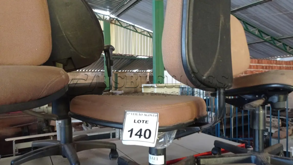 LOTE 140 - 02 CADEIRAS DE ESCRITÓRIO COM RODINHAS. (NO ESTADO) ATENÇÃO! FAZER A VISITAÇÃO ANTES DE ARREMATAR, NÃO SABEMOS SE FUNCIONA. LEILÃO NÃO TEM GARANTIA E NEM DEVOLUÇÃO, SUJEITO A POSSÍVEIS AVARIAS VISÍVEIS/OCULTAS E/OU AUSÊNCIA DE COMPONENTES.