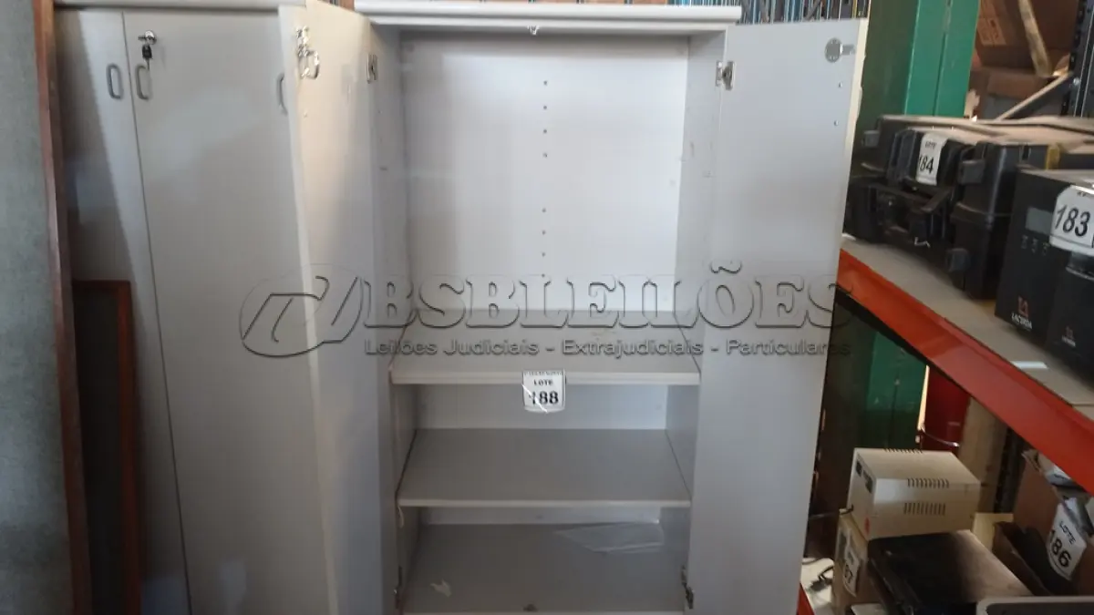 LOTE 188 - 01 ARMÁRIO ALTO 02 PORTAS COM TRANCA. (NO ESTADO) ATENÇÃO! FAZER A VISITAÇÃO ANTES DE ARREMATAR, NÃO SABEMOS SE FUNCIONA. LEILÃO NÃO TEM GARANTIA E NEM DEVOLUÇÃO, SUJEITO A POSSÍVEIS AVARIAS VISÍVEIS/OCULTAS E/OU AUSÊNCIA DE COMPONENTES.