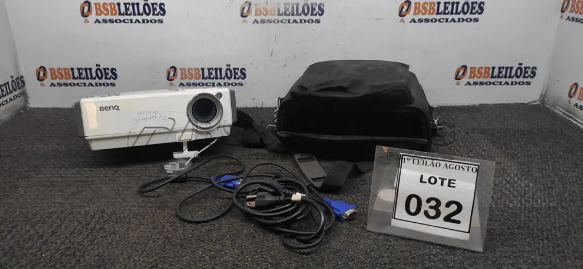 LOTE 032 - 01 PROJETOR COM CASE E CABOS MARCA BENQ. (NO ESTADO) ATENÇÃO! FAZER A VISITAÇÃO ANTES DE ARREMATAR, NÃO SABEMOS SE FUNCIONA. LEILÃO NÃO TEM GARANTIA E NEM DEVOLUÇÃO, SUJEITO A POSSÍVEIS AVARIAS VISÍVEIS/OCULTAS E/OU AUSÊNCIA DE COMPONENTES.